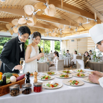 披露宴会場に隣接するキッチンで仕上げる出来立てのお料理