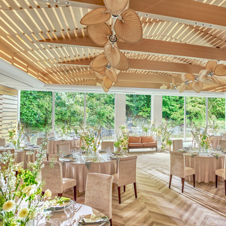 大きな窓から光が差し込み、四季の景色と自然光が射し込む大きな窓が魅力の披露宴会場