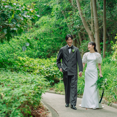 チャペルへと続く”森の小道”。ここから完全貸し切りだからこそ、ここからがおもてなし。思い出写真をガーランドにしたり、趣味グッズを置いてゲストをワクワクさせて。