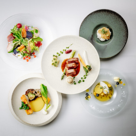 かつて国内外のVIPを迎えた迎賓館としての伝統をお料理でも受け継いで。幅広いゲストが食べやすい和のテイストと、パーティにふさわしい華やかなフレンチを組み合わせたコース料理