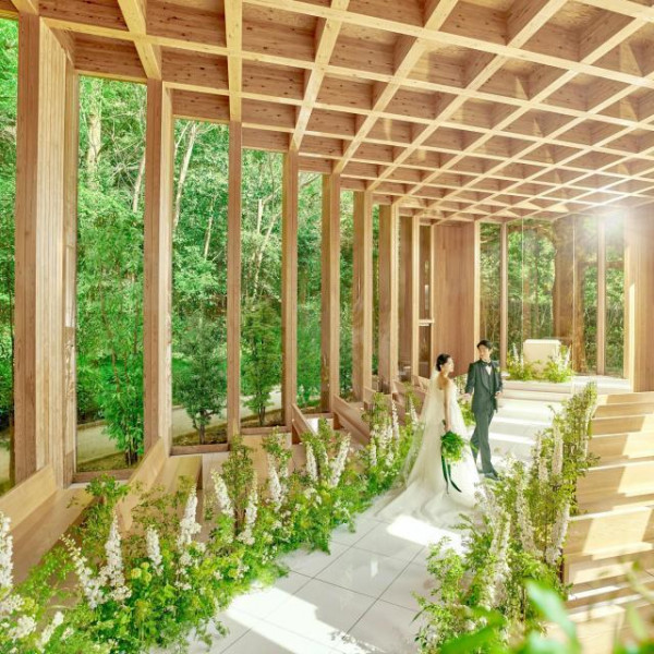 森を歩くような温かな時間が流れるチャペル