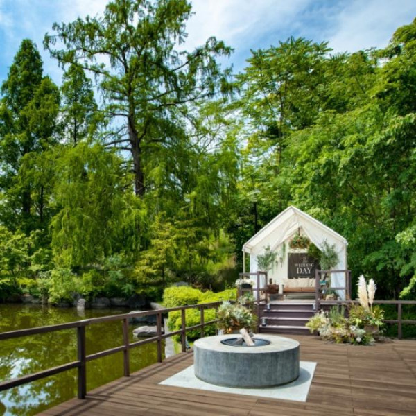 ウッドデッキのテラスで過ごせる