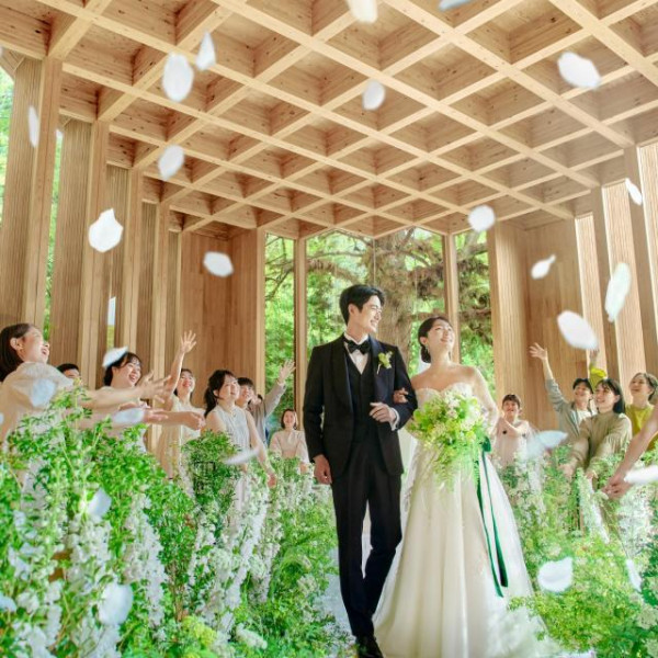 天井高の高いチャペルでのフラワーシャワー