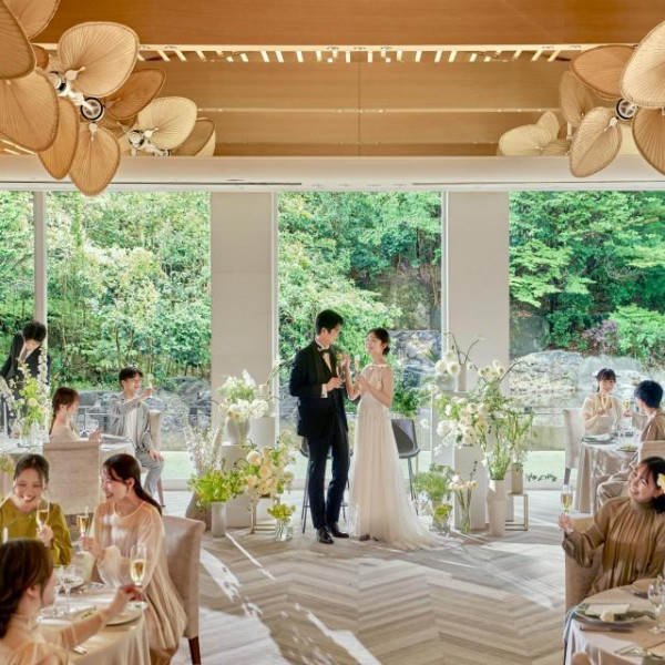 室内からも緑が美しい披露宴会場