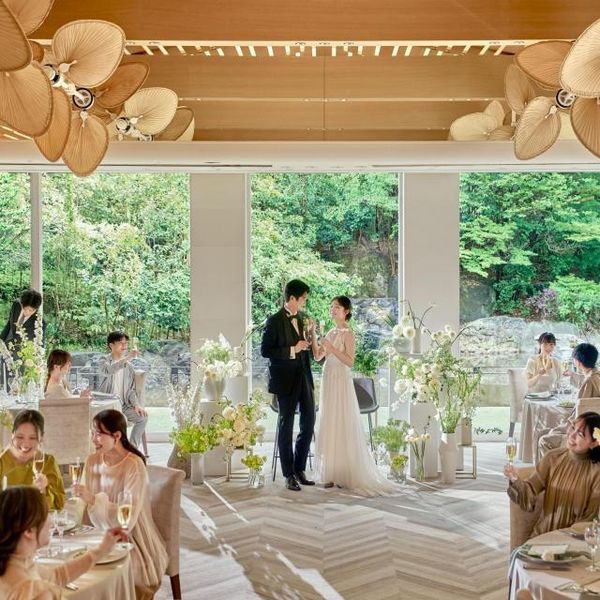 室内からも緑が美しい披露宴会場