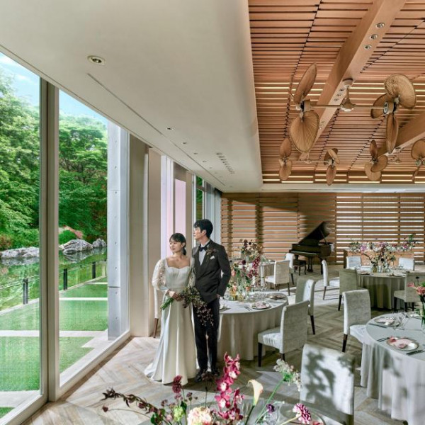 隣接するテラスにも自由に出られる披露宴会場