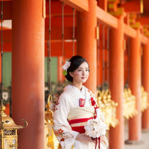 世界遺産春日大社での挙式は奈良らしさの象徴的なもの。朱色の回廊に和装で佇むすがたからは、凛と美しい日本人らしさを感じる|ザ キクスイロウ ナラパーク（菊水楼）の写真(681942)