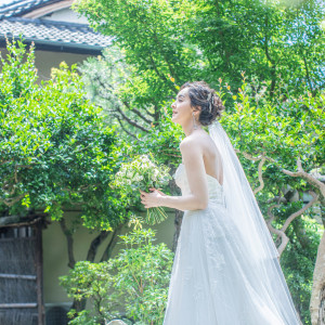 ドレスの白と空の青のコントラストが美しい|ザ キクスイロウ ナラパーク（菊水楼）の写真(6501141)