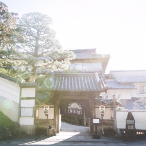 お客様を最初にお出迎えする「門」は、国宝 円成寺から譲り受けたもの。もう二度と作ることのできない貴重なもの|ザ キクスイロウ ナラパーク（菊水楼）の写真(2264557)