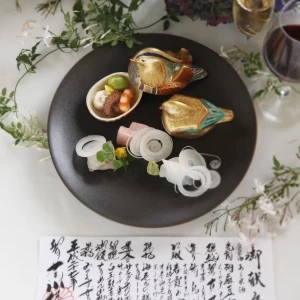 メニュー表とともにお料理もテーブルを彩るコーディネート。|ザ キクスイロウ ナラパーク（菊水楼）の写真(47709731)