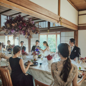 少人数会場「傘の間」。日本庭園を眺めながらゆったりとした時間をお過ごしいただけます。|ザ キクスイロウ ナラパーク（菊水楼）の写真(44548142)