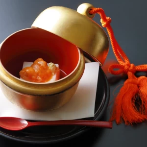 菊水楼で創業から続いている伝統の一品。自家製の胡麻豆腐は、これだけを求めて繰り返しお越しになられる方々いらっしゃるほど。御婚礼のお料理ではシンプルにそのままご提供。|ザ キクスイロウ ナラパーク（菊水楼）の写真(3422774)