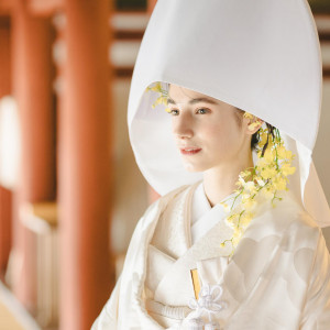 世界遺産春日大社での挙式は奈良らしさの象徴的なもの。朱色の回廊に和装で佇むすがたからは、凛と美しい日本人らしさを感じる|ザ キクスイロウ ナラパーク（菊水楼）の写真(56051982)