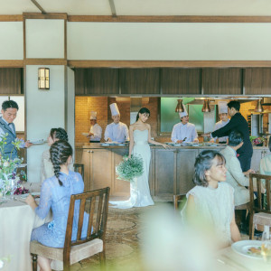 開放感あるテラスとオープンキッチンが特徴の会場は、奈良公園の緑豊かな自然を感じながら、出来立てのお料理が愉しめます。|ザ キクスイロウ ナラパーク（菊水楼）の写真(28967868)