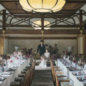 折上げ格天井が印象的な「下広間」はゲストと長テーブルを囲んでの正餐スタイルで洗練されたパーティーが叶います。|ザ キクスイロウ ナラパーク（菊水楼）の写真(26588552)