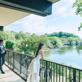 日本家屋と緑豊かな庭園は、和装も洋装も似合う