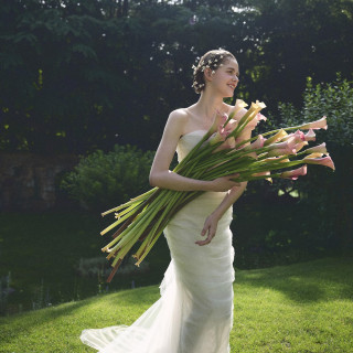 自分らしく、清楚に、華やかに。ガーデンウェディングにぴったりなドレスのラインナップも充実