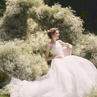 ずっと憧れていたウェディングドレスはもちろんのこと
想像を超える運命の1 着にも出会っていただけるかもしれません。