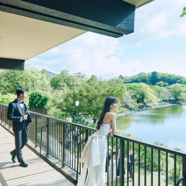 日本家屋と緑豊かな庭園は、和装も洋装も似合う