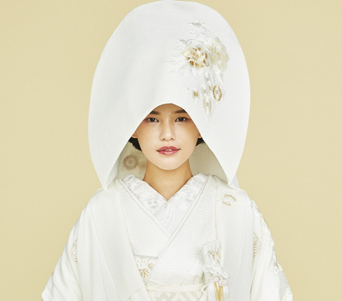日本の伝統美である着物も、白無垢・色打掛・本振袖と豊富なラインナップでご用意しております。