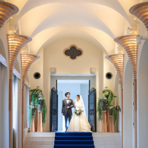 チャペルに続く空間は、ブルーのバージンロードをご用意♪アフターセレモニーをここで。|ウェディングコート エミリア（Wedding Court EMILIA）の写真(33957021)