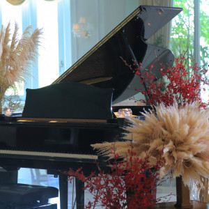 披露宴会場にはグランドピアノあり。生演奏の演出も可能|ウェディングコート エミリア（Wedding Court EMILIA）の写真(33956541)