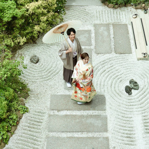 3Fのホワイエから神殿に向かう途中、ふたりで一歩ずつ日本庭園を歩んでいく。|ウェディングコート エミリア（Wedding Court EMILIA）の写真(33931302)