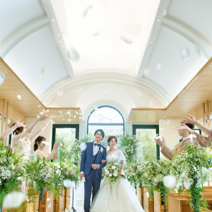 最上階のチャペル「アンソレイユ」は白を基調とした明るい会場。木のぬくもりあふれる温かな雰囲気。|ウェディングコート エミリア（Wedding Court EMILIA）の写真(33931574)