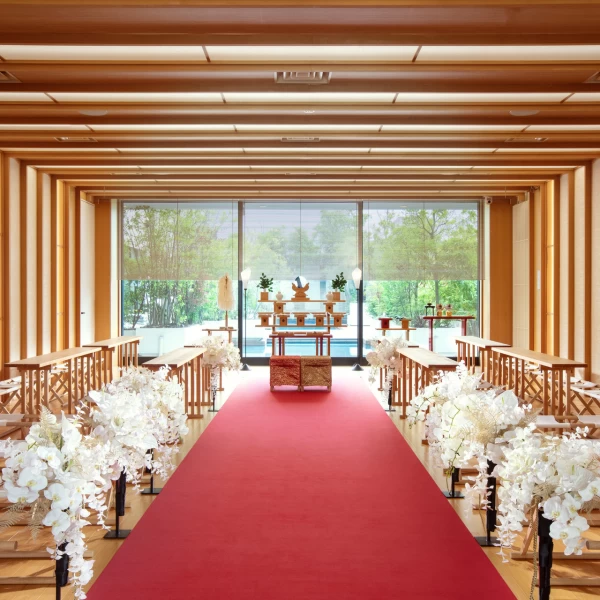 神殿「サキワエ」。厳粛でありながらどこか心地よい和の空間が広がる。