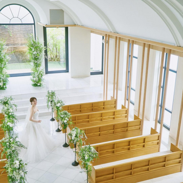 花嫁姿を全面から陽光が包み込む。エミリアは全天候型だから安心のセレモニー。