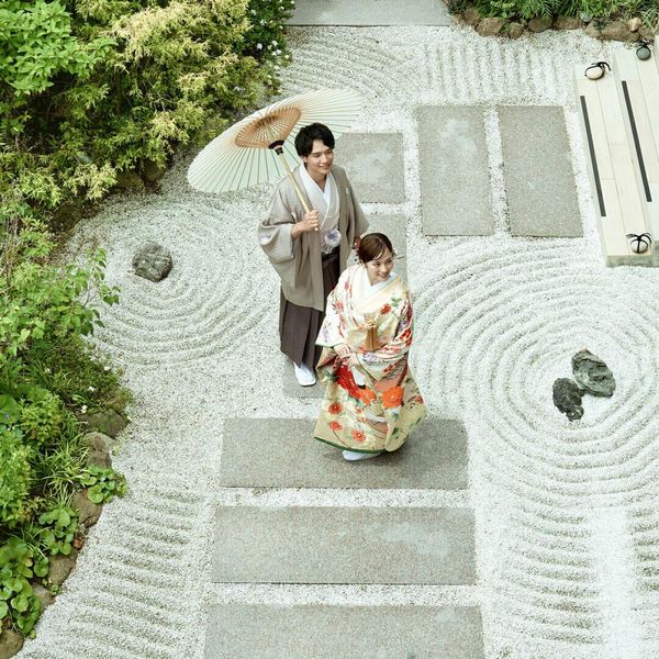 3Fのホワイエから神殿に向かう途中、ふたりで一歩ずつ日本庭園を歩んでいく。