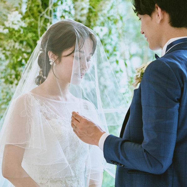 チャペル「アンソレイユ」”陽だまり”という意味をもつこのチャペルは、自然光の降り注ぐ暖かな空間。