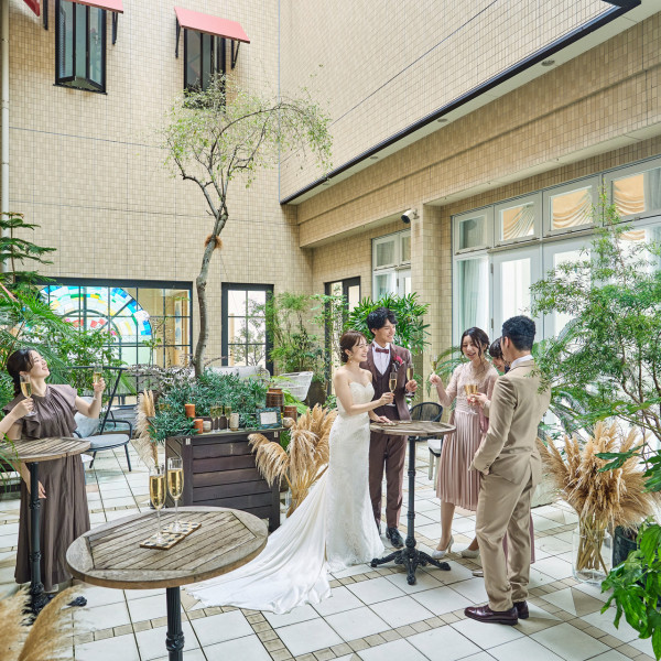 2Fのコートヤードは吹き抜けのガーデンが特徴。高さを活用した演出も可能。