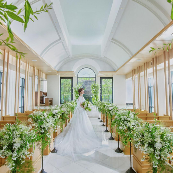 老舗衣装店が手掛けるチャペルだから、衣装が映える光や角度のこだわりがあります。