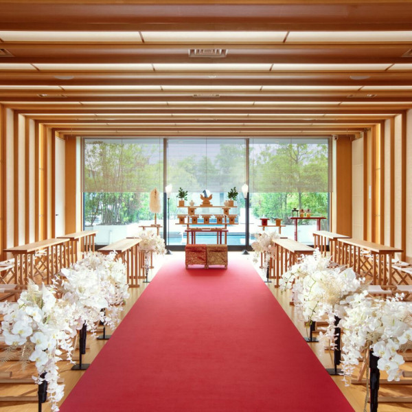 神殿「サキワエ」。厳粛でありながらどこか心地よい和の空間が広がる。