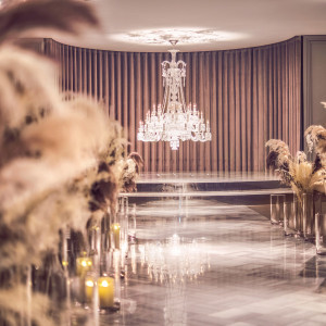 花嫁姿を美しく際立たせるシャビーグレーの空間に、バカラ社製シャンデリアのクリスタルが輝く|チャペル・ド・コフレの写真(34581151)