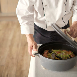 鍋から立ち上がる湯気と香り、料理の彩りなど、五感で楽しむ上質なおもてなしは、心温まる特別な時間に|チャペル・ド・コフレの写真(16542349)