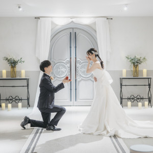 落ち着いた色味の待合スペースで、結婚式のようなフォト撮影が叶います|チャペル・ド・コフレの写真(53135410)