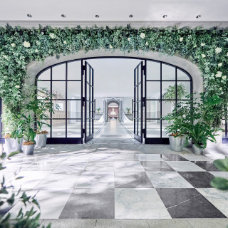 雰囲気ある緑あふれるエントランス&フォトブース併設の待合スペースがゲストをお出迎え