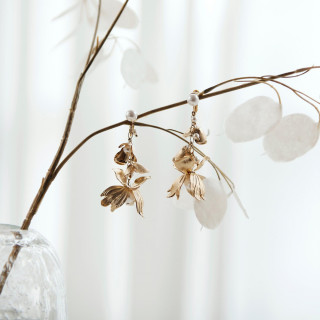 洗練された小物やアクセサリーのなかから自分のお気に入りの一点を選ぶ