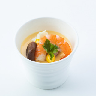 椎茸、銀杏、百合根、小海老、鶏もも肉、三つ葉に、生姜と柚子餡を合わせた京風茶碗蒸し