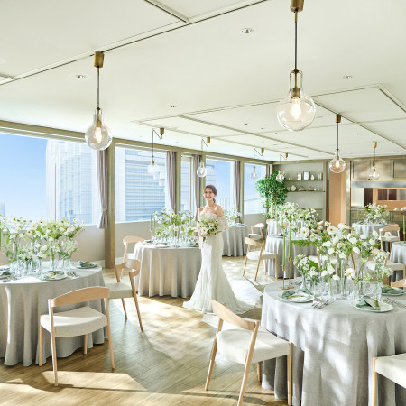 窓の外には開放感ある大阪梅田の景色が広がる、オープンキッチンを併設したナチュラルな空間で、感謝の気持ちを近くで伝えられるアットホームなパーティが叶います