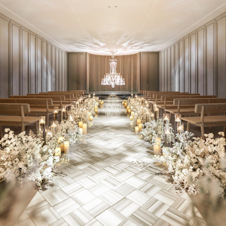 扉を開き足を踏み入れるとここは、外の世界から遮断された「聖なる祈りの宝石箱」。歩みとともに光が足元を照らし、バカラ社製のシャンデリアが神聖な輝きを放ちます