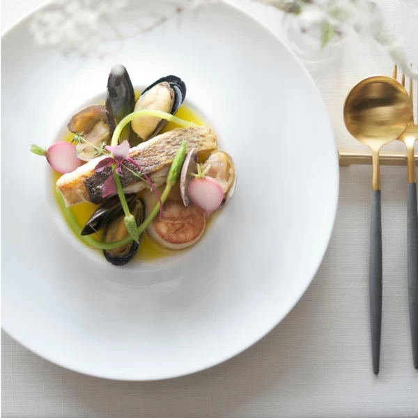 併設のオープンキッチンからあふれる音や香り。ふたりとゲストのためにシェフが出来たてのお料理をお届け