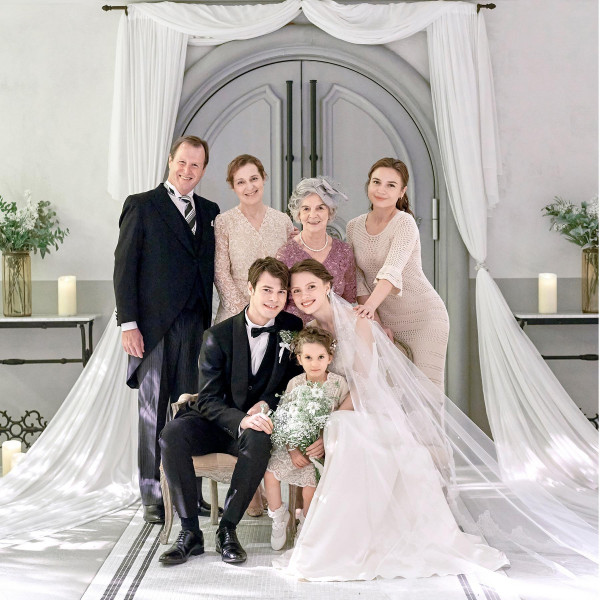 家族を中心に、大切な人たちを自宅に招くようなかけがえのない時間を少人数ウェディング専門スタッフが提案