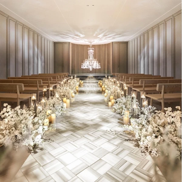 バカラ社製の36灯シャンデリア輝く"宝石箱=Coffret"のような空間で、大切な方との挙式が叶う