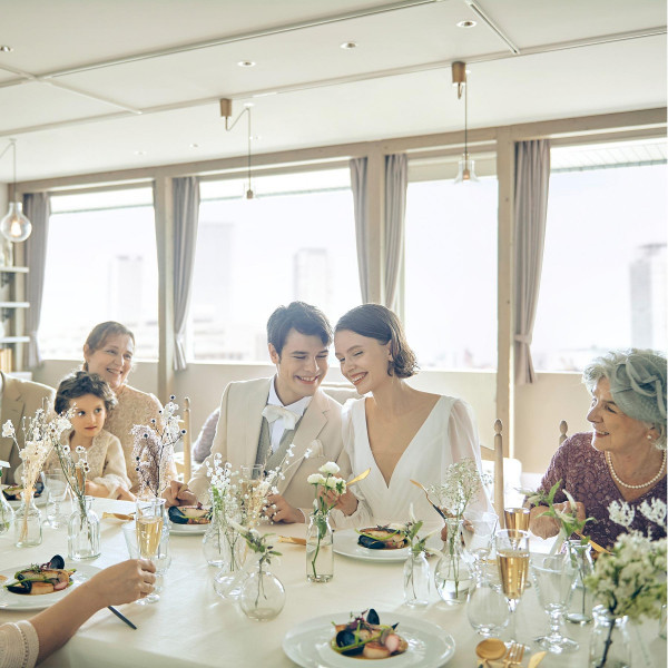 家族を中心に、大切な人たちを自宅に招くようなかけがえのない時間を少人数ウェディング専門スタッフが提案