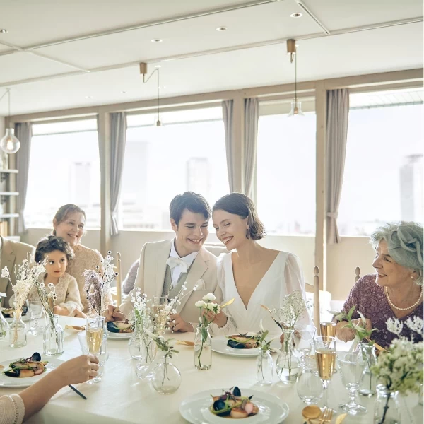 家族を中心に、大切な人たちを自宅に招くようなかけがえのない時間を少人数ウェディング専門スタッフが提案