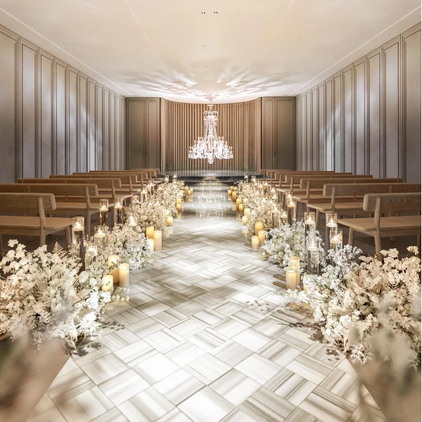 バカラ社製の36灯シャンデリア輝く"宝石箱=Coffret"のような空間で、大切な方との挙式が叶う