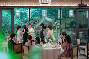 緑に囲まれたパーティー|アカガネリゾート京都東山（AKAGANE RESORT KYOTO HIGASHIYAMA）の写真(53497499)